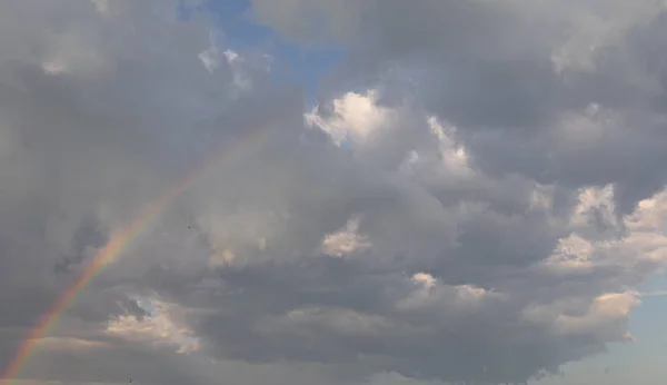 Regenboog in de lucht — Stockfoto