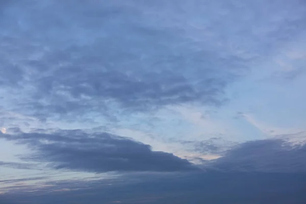 Вечірнє небо з хмарами — стокове фото