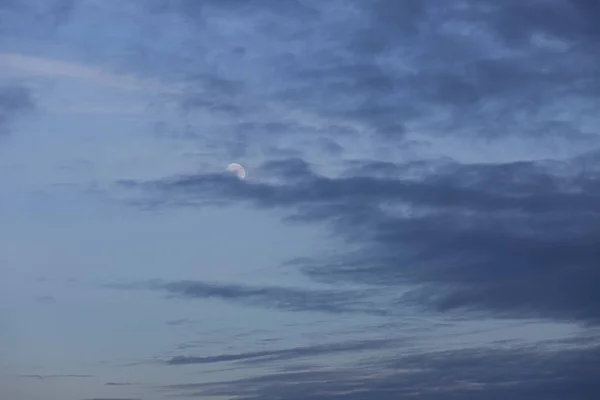 Βραδινός ουρανός με σύννεφα — Φωτογραφία Αρχείου
