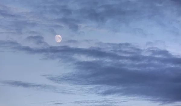 Abendhimmel mit Wolken — Stockfoto