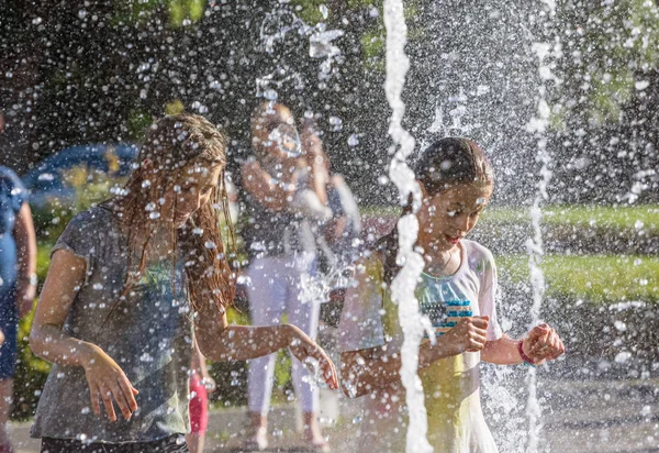 Crianças brincando em uma fonte de água — Fotografia de Stock