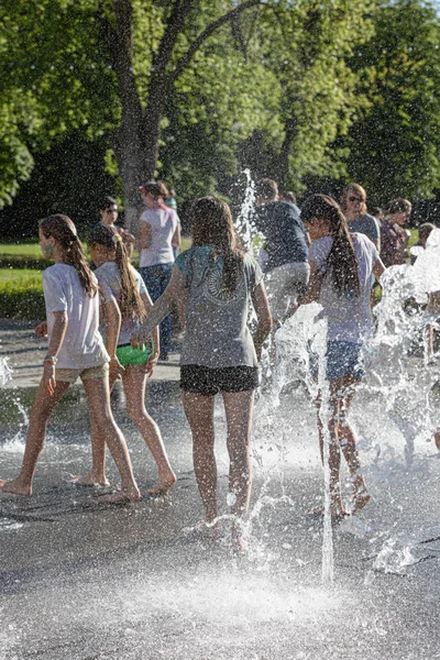 Kinderen spelen in een waterfontein — Stockfoto