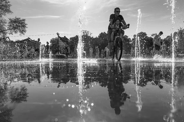 Bambini che giocano in una fontana — Foto Stock