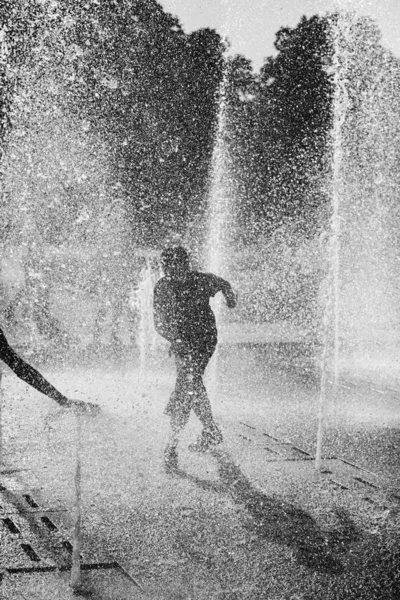 Enfants jouant dans une fontaine d'eau — Photo