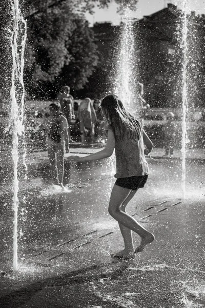 Crianças brincando em uma fonte de água — Fotografia de Stock