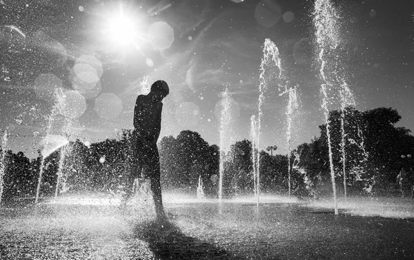 Enfants jouant dans une fontaine d'eau — Photo