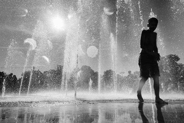 Niños jugando en una fuente de agua — Foto de Stock