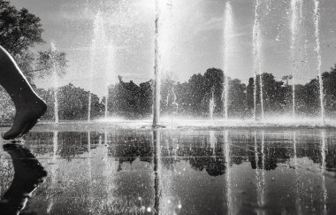 çocuklar çeşmeden su oyun