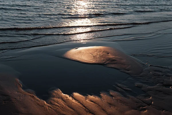 Wellen im nassen Sand Hintergrund Textur. — Stockfoto