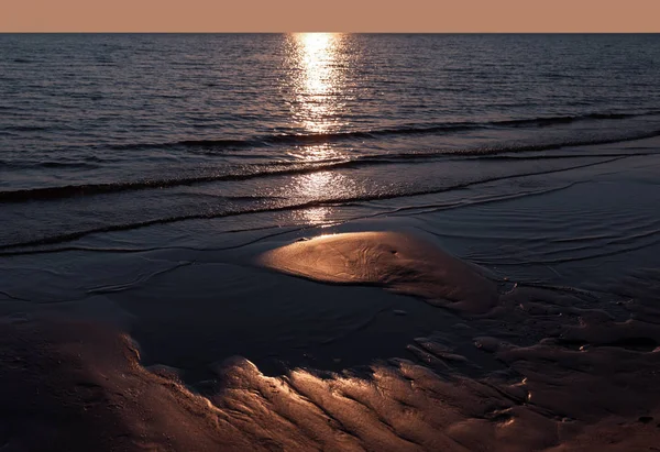 Wellen im nassen Sand Hintergrund Textur. — Stockfoto