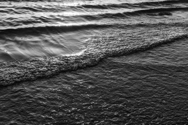 Aksi takdirde sakin suda küçük dalgalar 