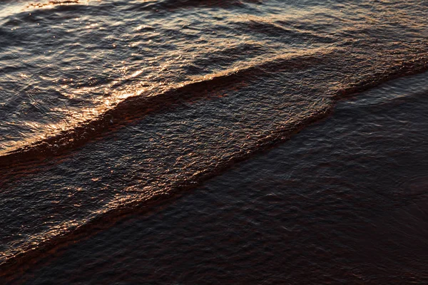 Pequenas ondas em águas calmas — Fotografia de Stock