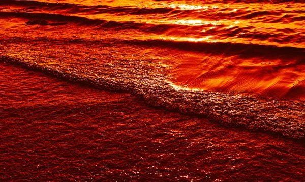 Pequeñas olas en aguas tranquilas —  Fotos de Stock