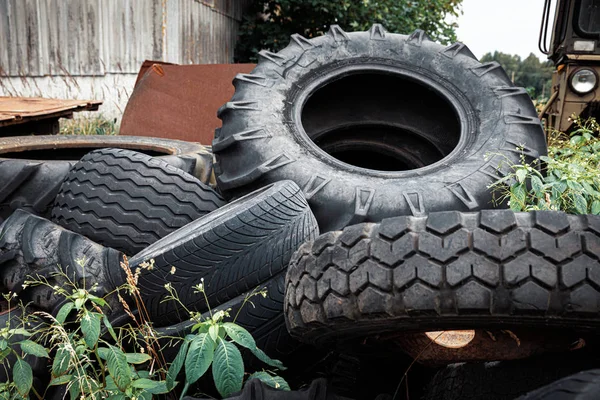 Alter gebrauchter Reifen — Stockfoto