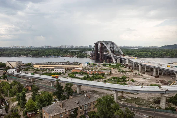 Строительство Подольского моста в Киеве — стоковое фото
