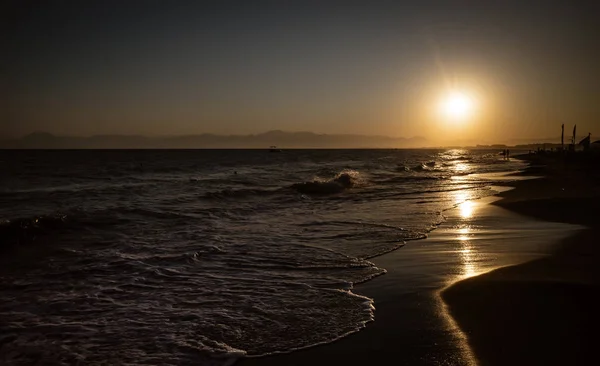 Летний закат на пляже — стоковое фото