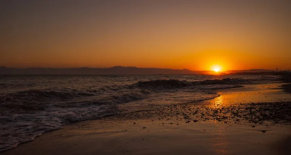 Καλοκαιρινή θέα στο ηλιοβασίλεμα στην παραλία — Φωτογραφία Αρχείου