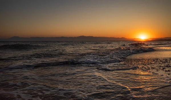 Vista tramonto estivo sulla spiaggia — Foto Stock