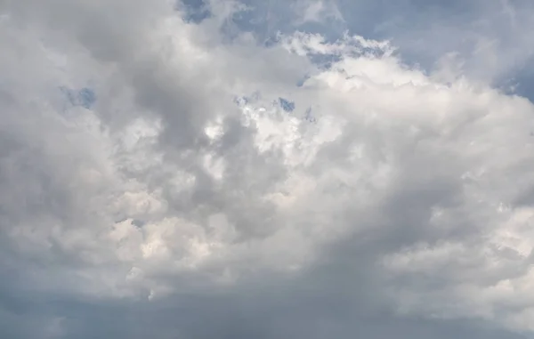 Dramatiska moln på himlen — Stockfoto
