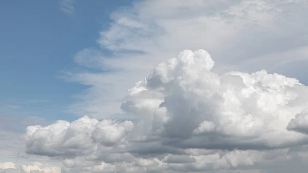 天空中的戏剧性的云彩 — 图库照片