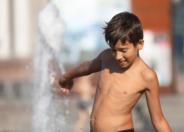 Crianças felizes brincando em uma fonte de água — Fotografia de Stock