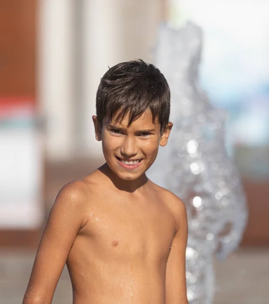 Szczęśliwe dzieci bawią się w fontannę wodną — Zdjęcie stockowe
