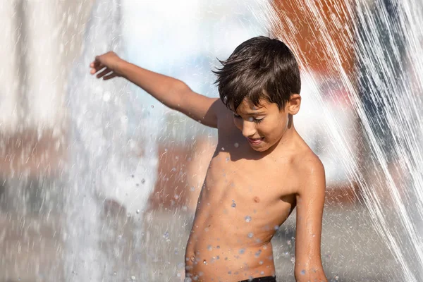 Crianças felizes brincando em uma fonte de água — Fotografia de Stock