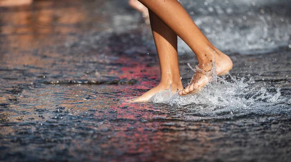 Bambini felici che giocano in una fontana d'acqua — Foto Stock