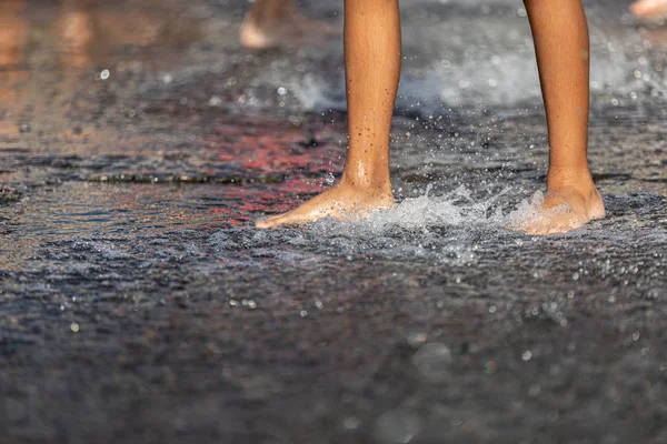 Enfants heureux jouant dans une fontaine d'eau — Photo