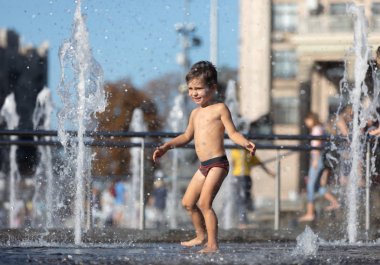 Su fıskiyesinde oynayan mutlu çocuklar