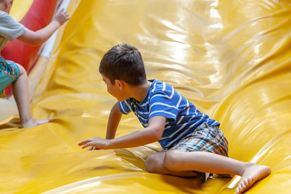 Jongen spelen op de speelplaats — Stockfoto