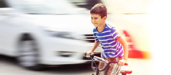 Опасная ситуация с городским движением с мальчиком на велосипеде — стоковое фото