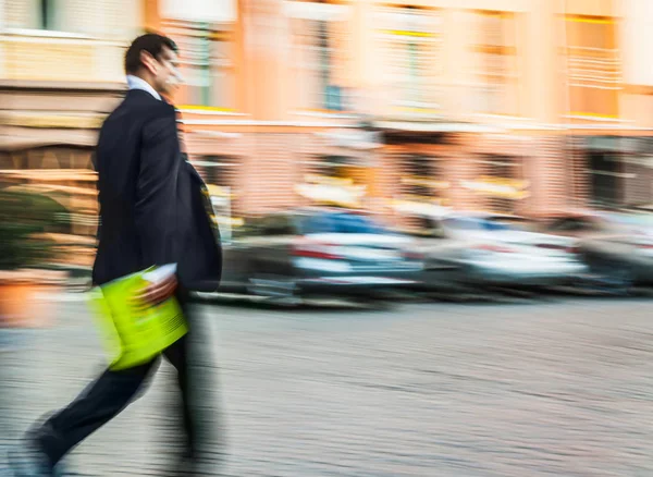 Forretningsmann i dress går nedover gata – stockfoto