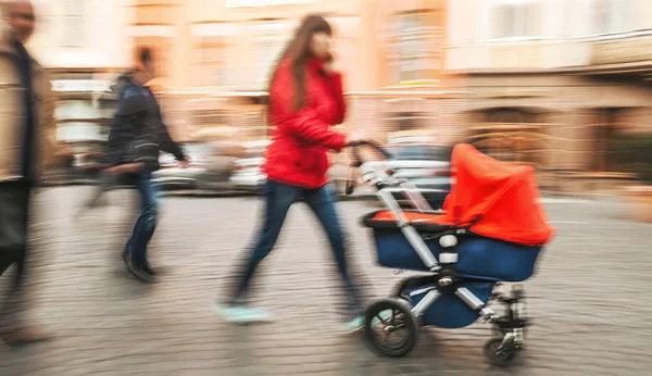 Moeder met kleine kinderen en een kinderwagen — Stockfoto