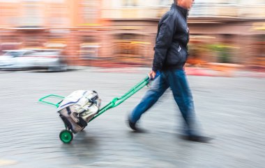 adam çanta ile sepeti taşır