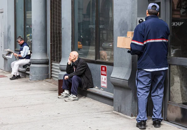 Il corriere consegna il pacco al destinatario — Foto Stock