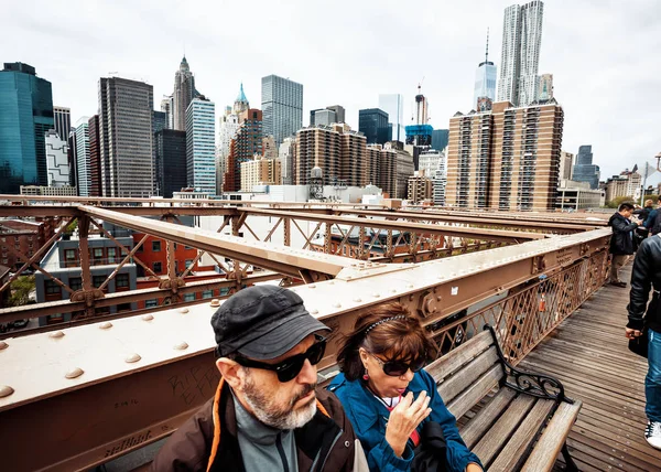 Ludzie na Brooklyn Bridge — Zdjęcie stockowe