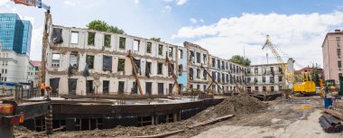 Eski bir binanın yıkılması