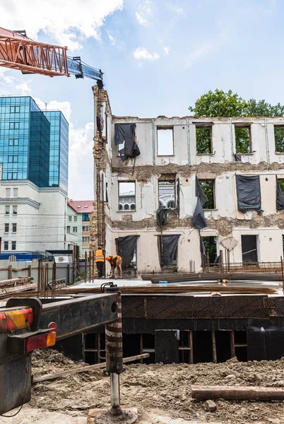 Demolição de um edifício antigo — Fotografia de Stock