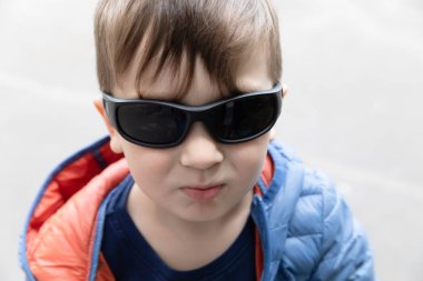Güneş gözlüğü ile üç yaşındaki çocuk