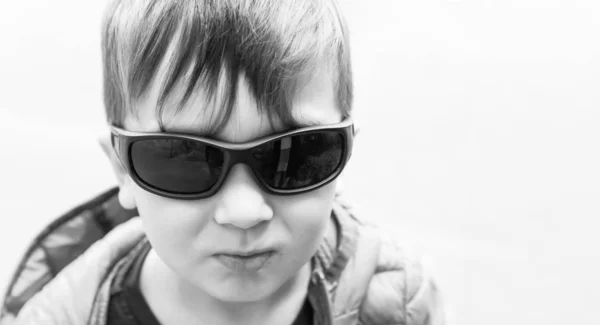 Menino de três anos com óculos de sol — Fotografia de Stock