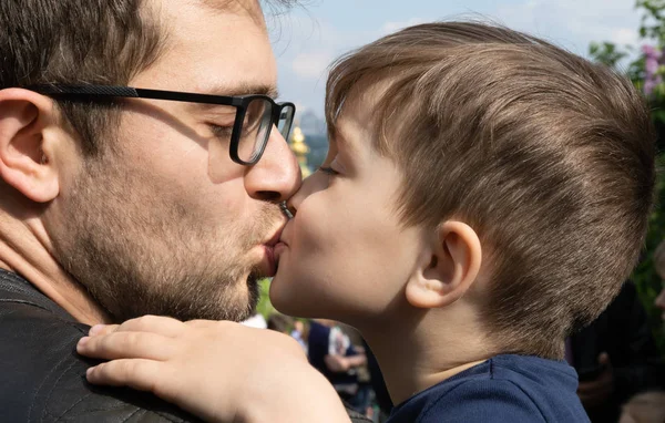 Ather kussen zijn kleine zoon — Stockfoto