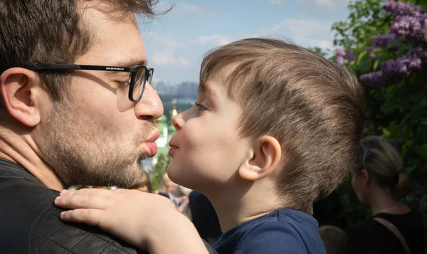 Ather kussen zijn kleine zoon — Stockfoto