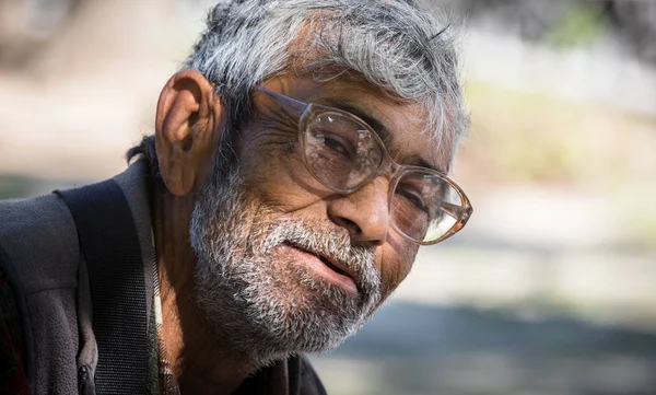 Homem mendigo sem-abrigo — Fotografia de Stock