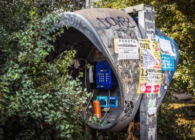 Eski terk edilmiş büyümüş telefon kulübesi.