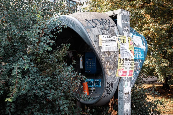 Cabina telefónica abandonada vieja . —  Fotos de Stock