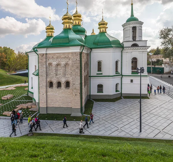 Kościoły i złote kopuły w Kijowie, Ukraina — Zdjęcie stockowe