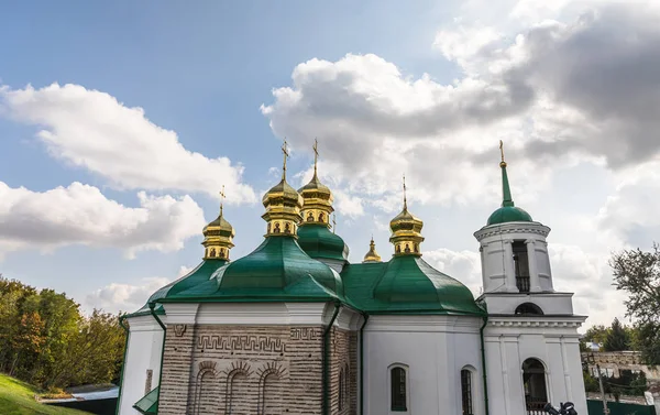 Kościoły i złote kopuły w Kijowie, Ukraina — Zdjęcie stockowe