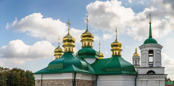 Iglesias y cúpulas de oro en Kiev, Ucrania — Foto de Stock