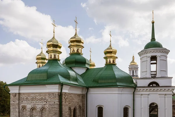 Kyrkor och gyllene kupoler i Kiev, Ukraina — Stockfoto